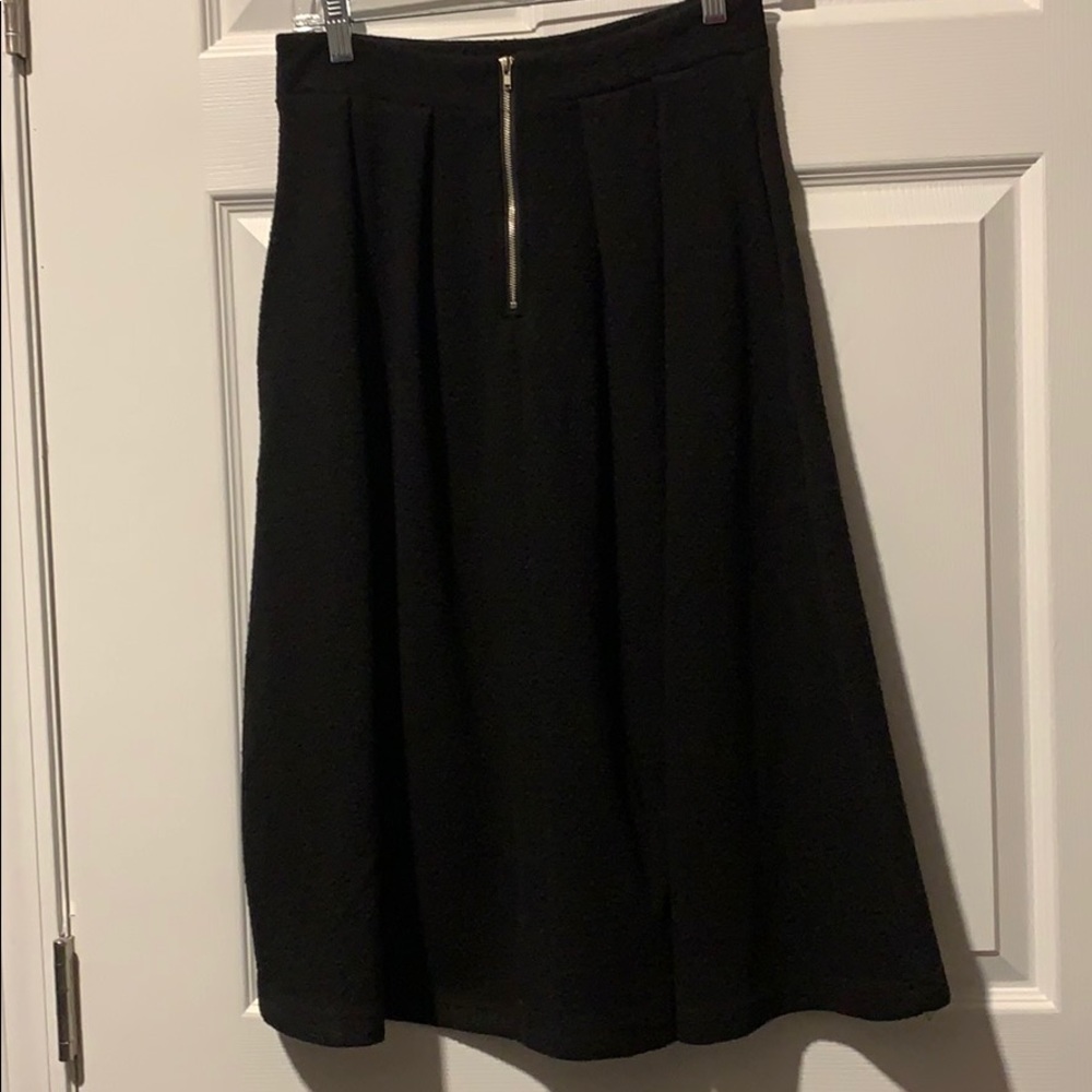 Women’s black double pocket skirt